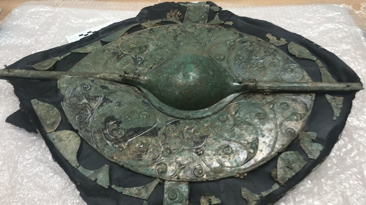 Incrivelmente preservado, escudo celta de 2.000 anos é considerado “a descoberta mais importante do Reino Unido”
