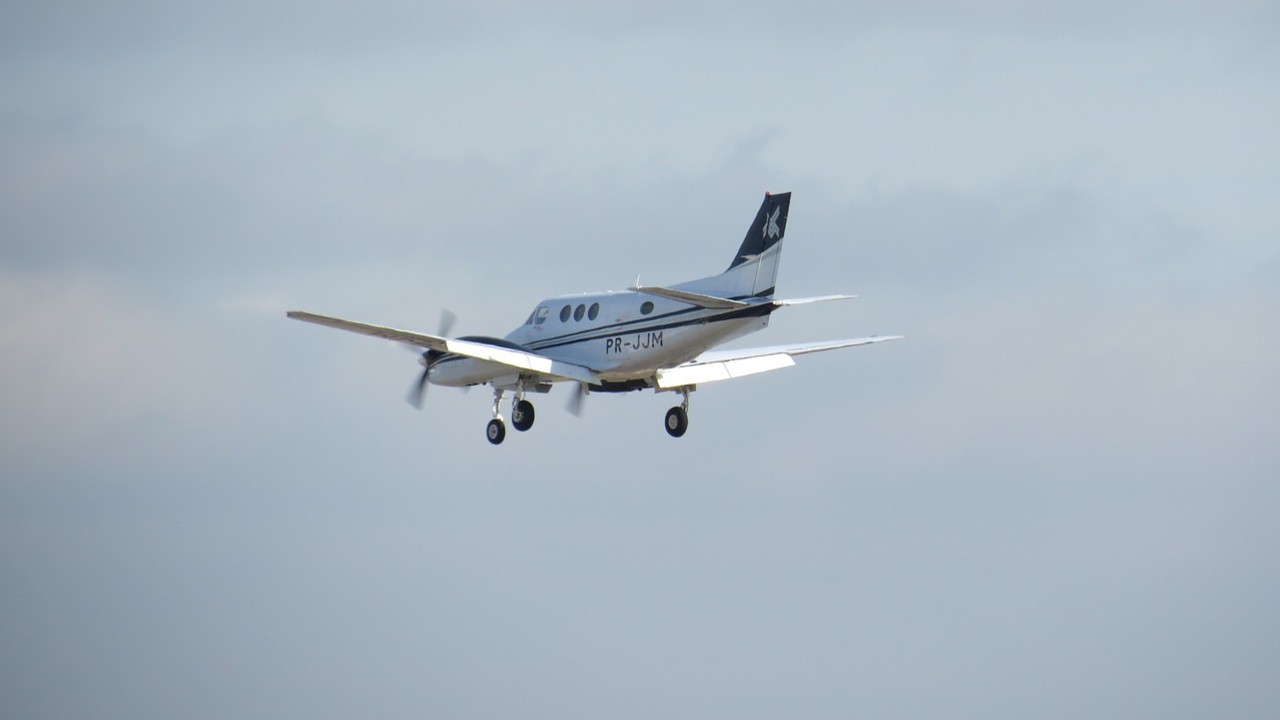 Após sentir tédio e pilotar avião, francês é multado por descumprir bloqueio nacional contra o coronavírus