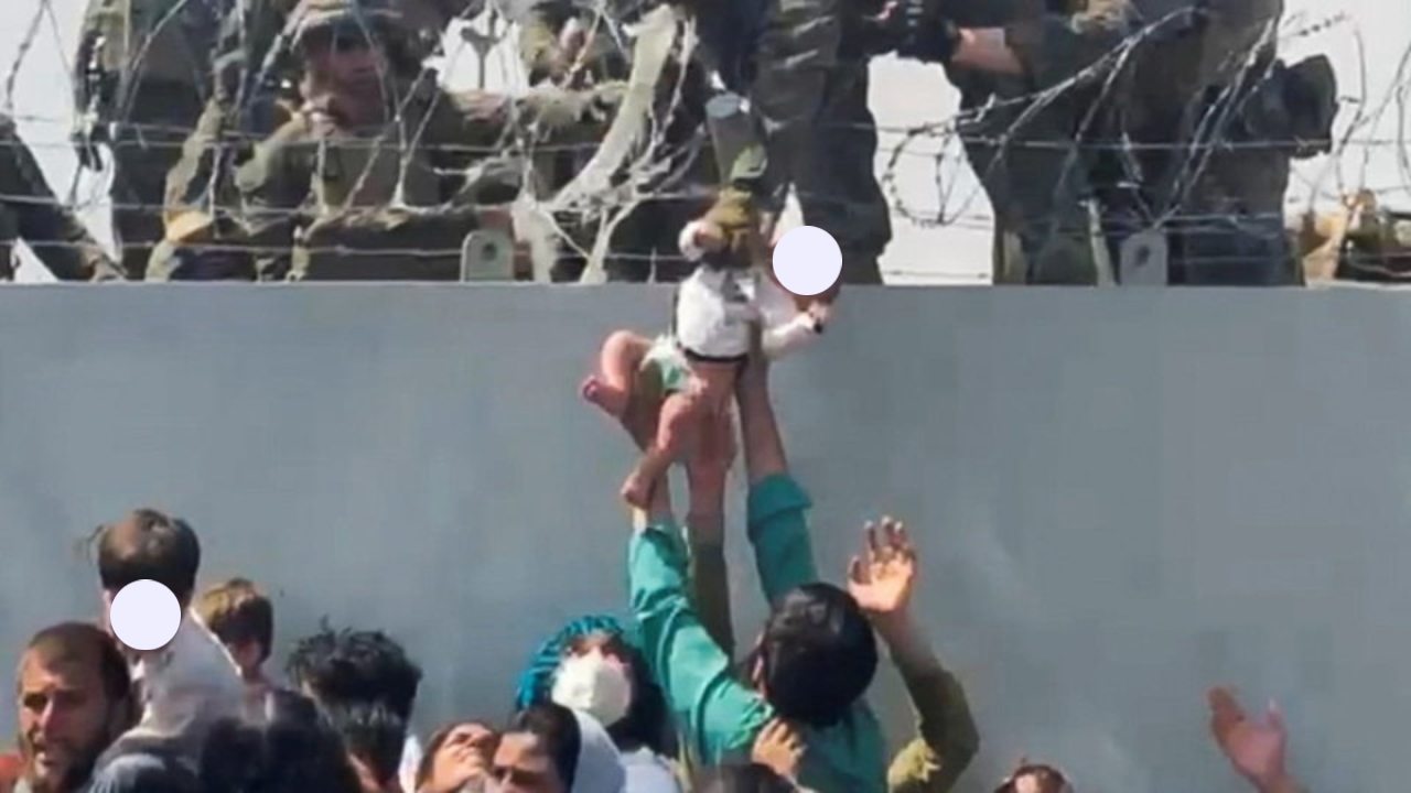 Militar britânico que ajudou no resgate de bebê puxada por muro fala sobre o episódio