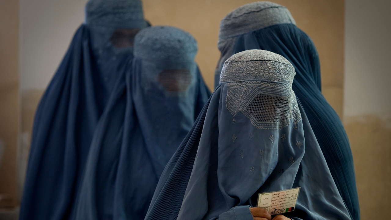 Soldados das forças especiais inglesas usaram burcas e fingiram ser mulheres para fugir do Talibã