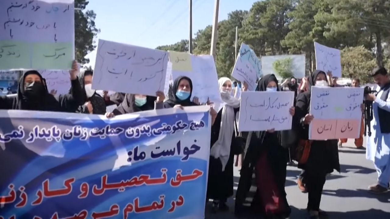 Em Cabul, mulheres protestam por direitos no novo governo do Talibã