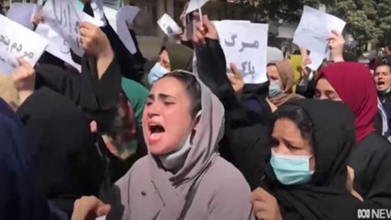Foto de mulher na mira de uma arma do Talibã se torna viral nas redes sociais