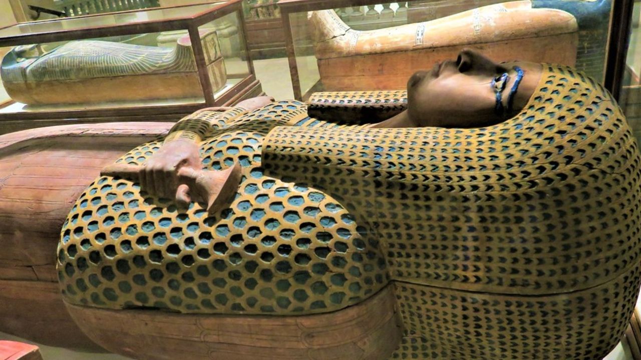 Olhos de vidro e encrustada em ouro: o impressionante sarcófago da rainha Ahmose-Meritamon