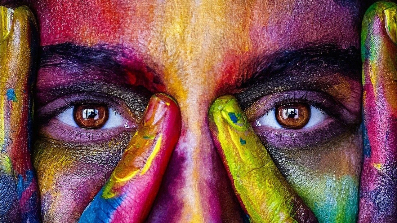 Obra inédita reúne 30 artistas brasileiros que analisam a sociedade contemporânea