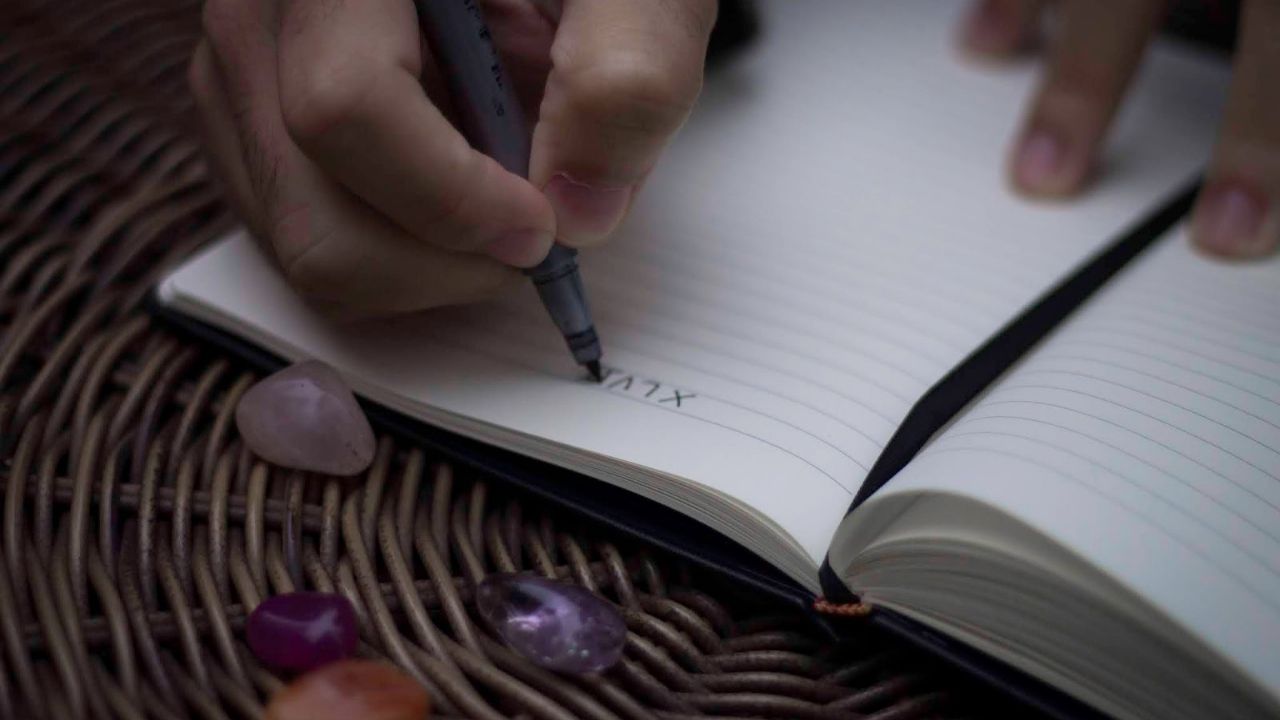 Aspirando e Expelindo: o livro de poemas que aborda as profundas relações humanas