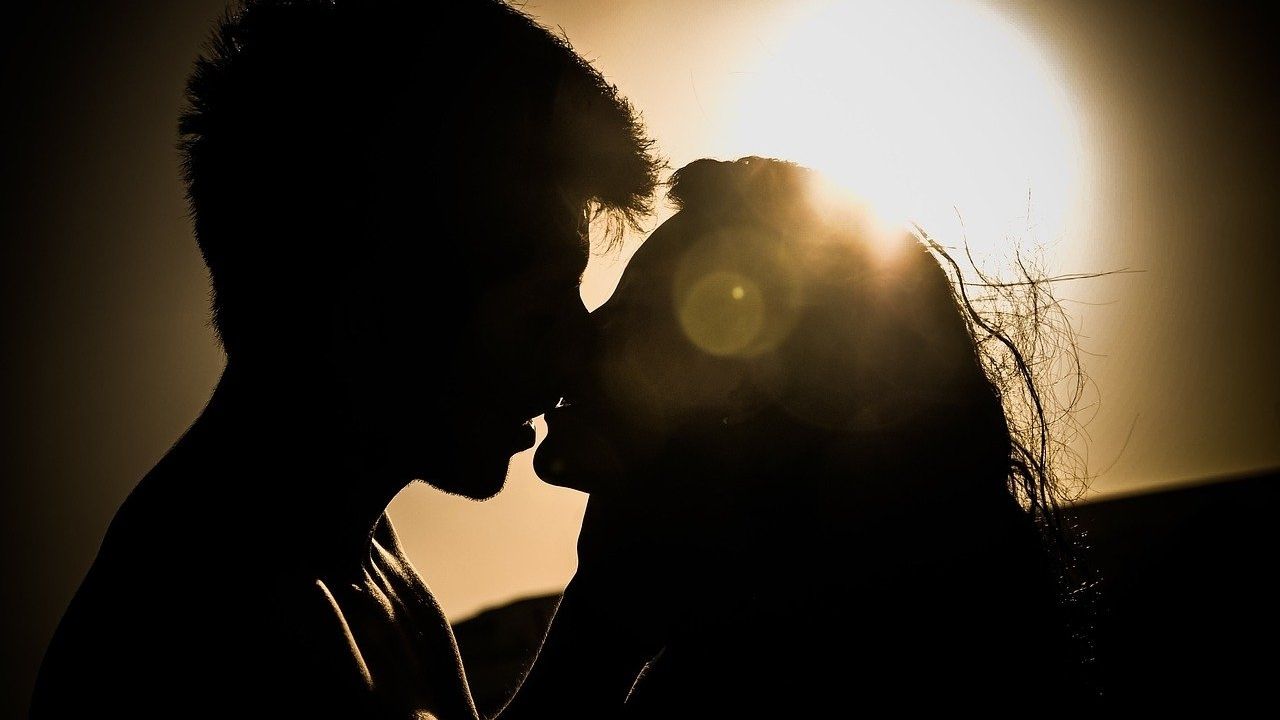 Romance inédito questiona se relacionamento virtual é traição