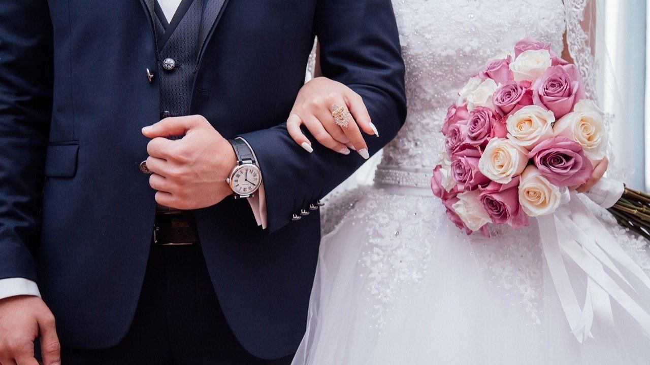“Casamento – Instituição falida?”: a obra que aborda os processos de relações amorosas