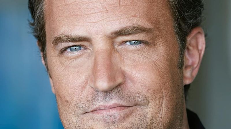 Estoque do livro de memórias de Matthew Perry se esgota no Brasil após falecimento do ator; conheça a obra