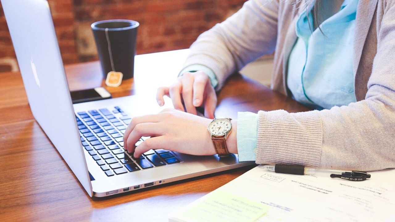 Conforto e praticidade: 10 produtos essenciais para utilizar durante o home office