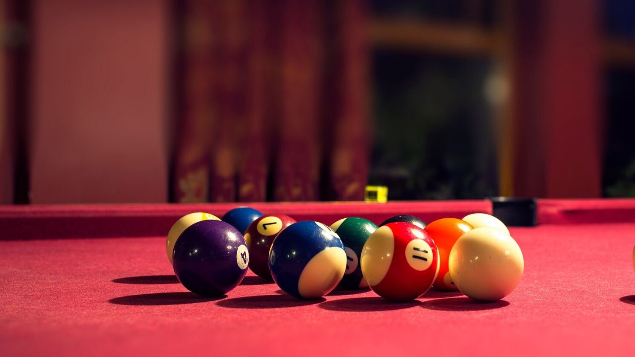 De mesa de sinuca a baralho: 15 itens para montar uma sala de jogos