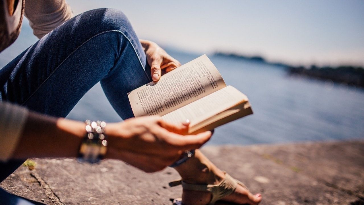 ‘Versos de amor e despedidas’: O ilustre livro de poemas sobre o eterno e o efêmero