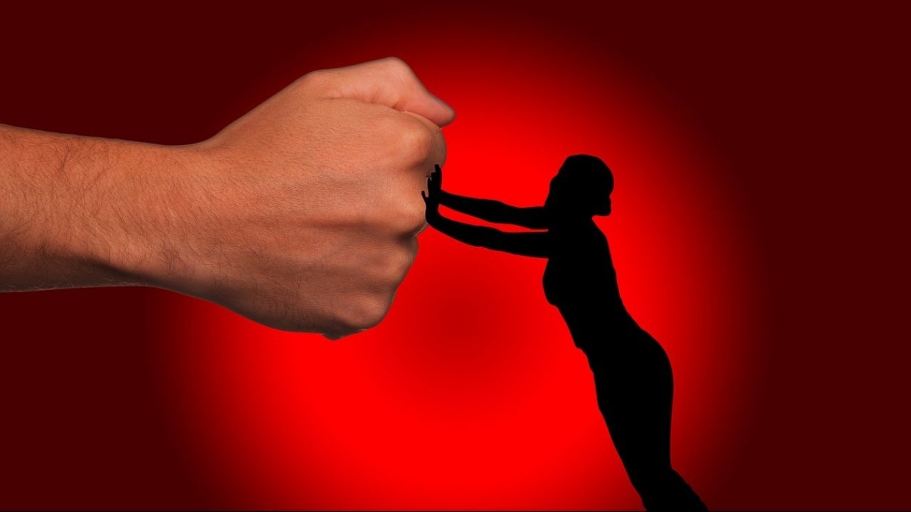 Pesquisadora da USP lança livro sobre crimes virtuais contra as mulheres