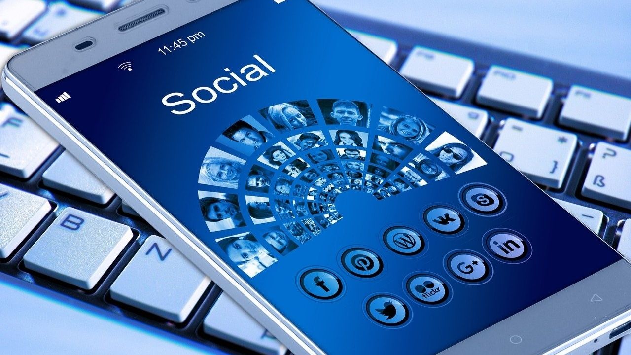 Obra auxilia a se comunicar nas redes sociais sem ser ‘cancelado’