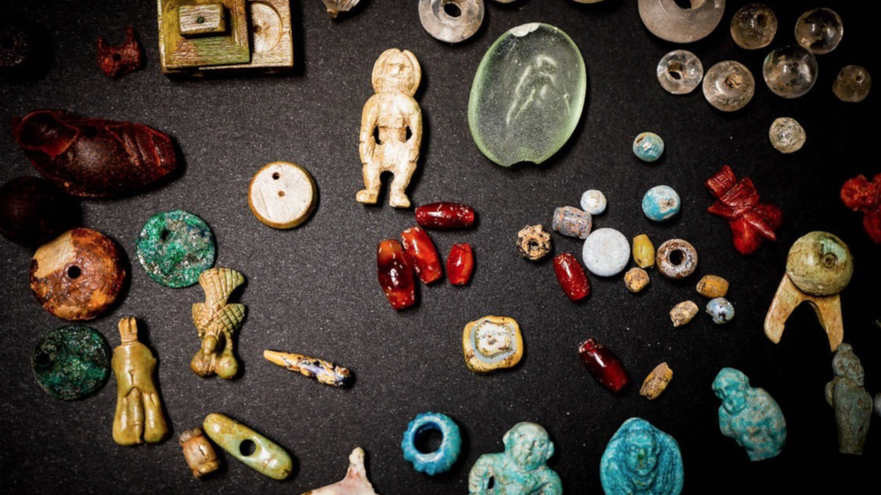 Amuletos de divindades em formato de crânios e falos são encontrados nas ruínas de Pompeia