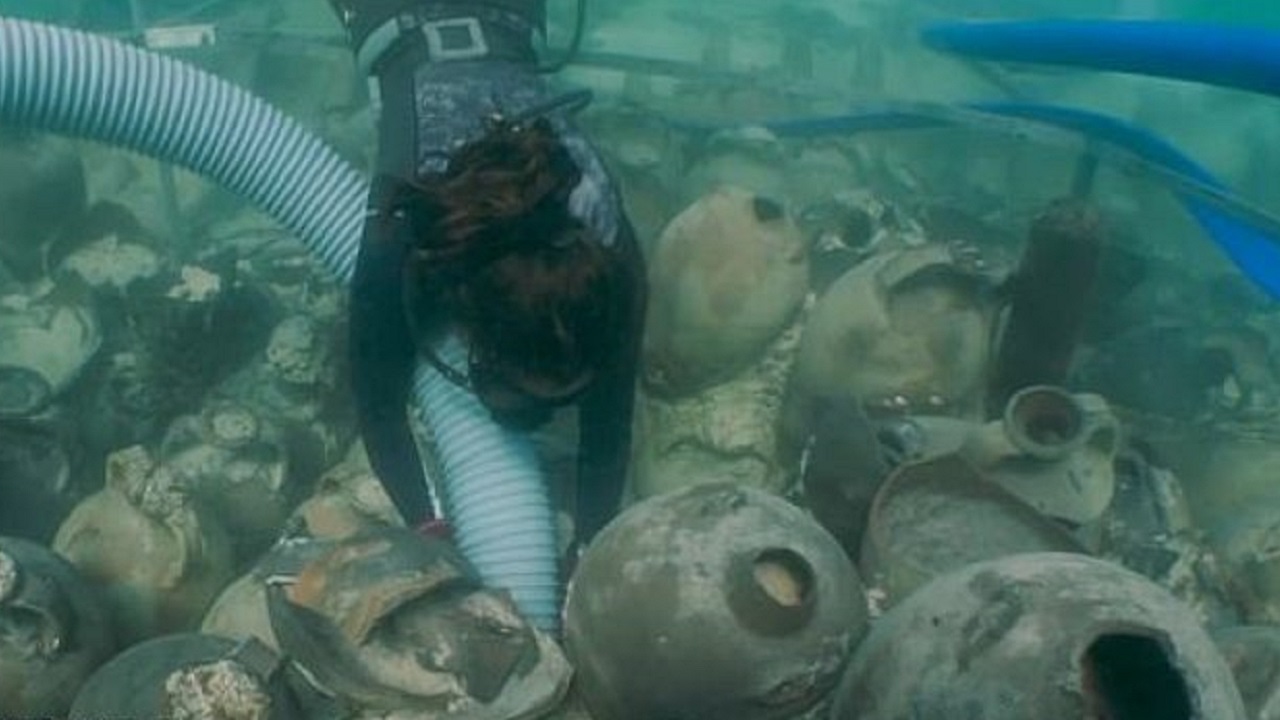 Pesquisadores resgatam 100 vasos de navio romano naufragado há 1.700 anos