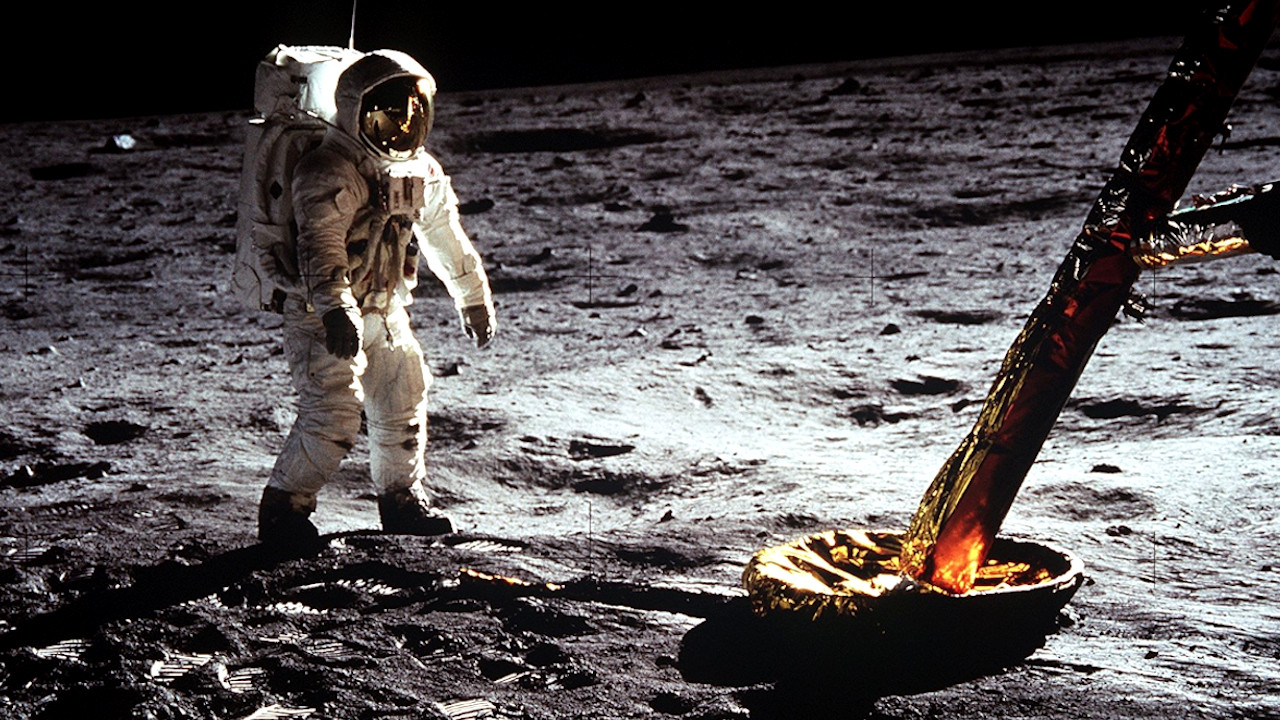 De obras de artes a cinzas de um cientista: Sete coisas bizarras que foram deixadas na Lua