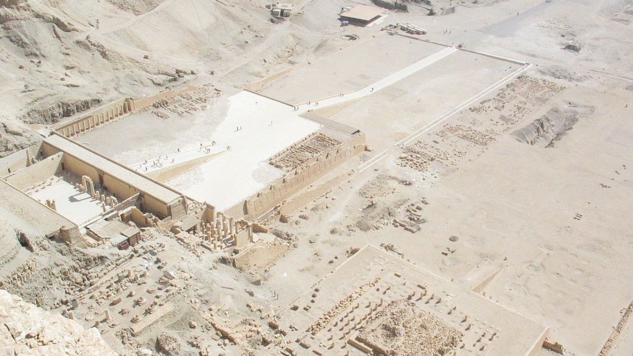 Arqueólogos descobrem baú em templo que pode levar a tumba de faraó no Egito