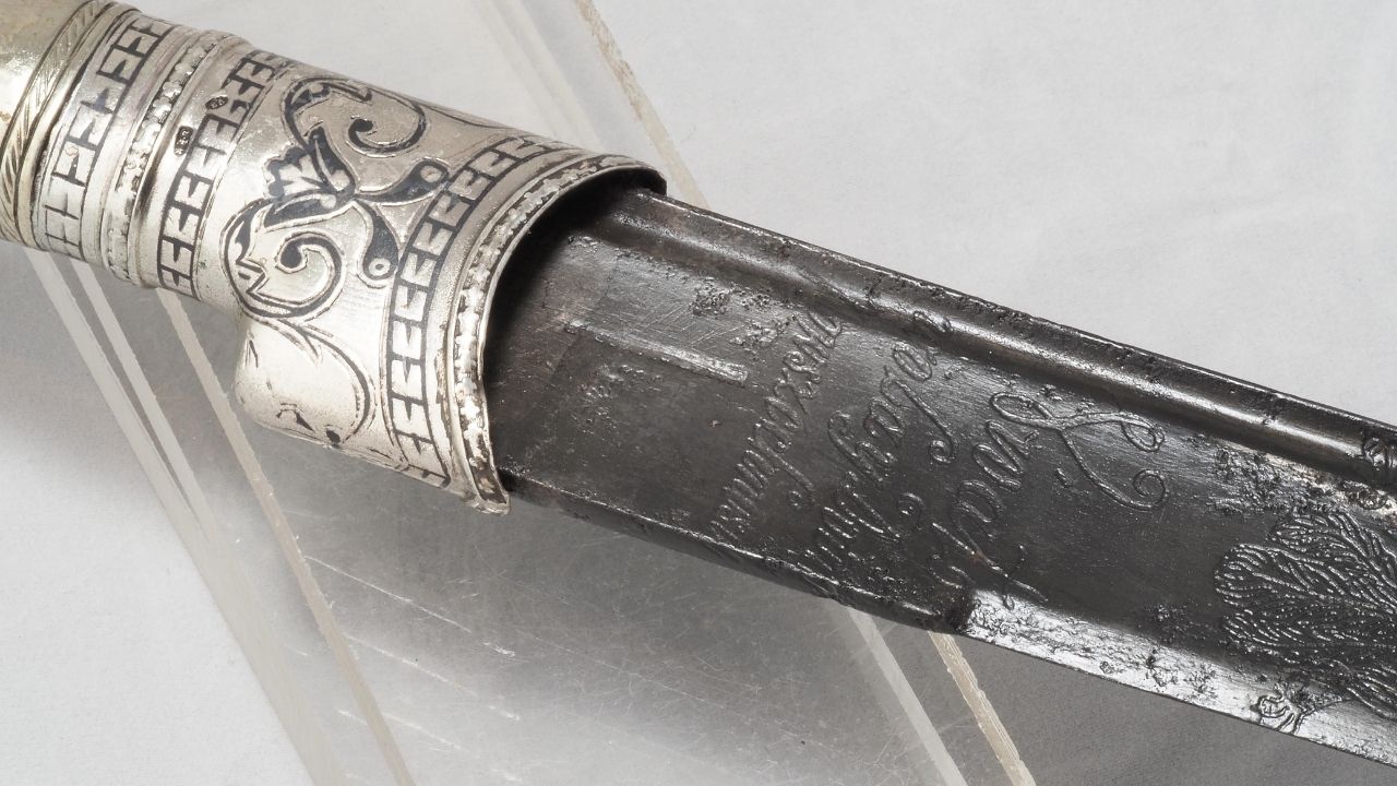 Pesquisadores descobrem “espada patriótica” do século 19 na Bulgária