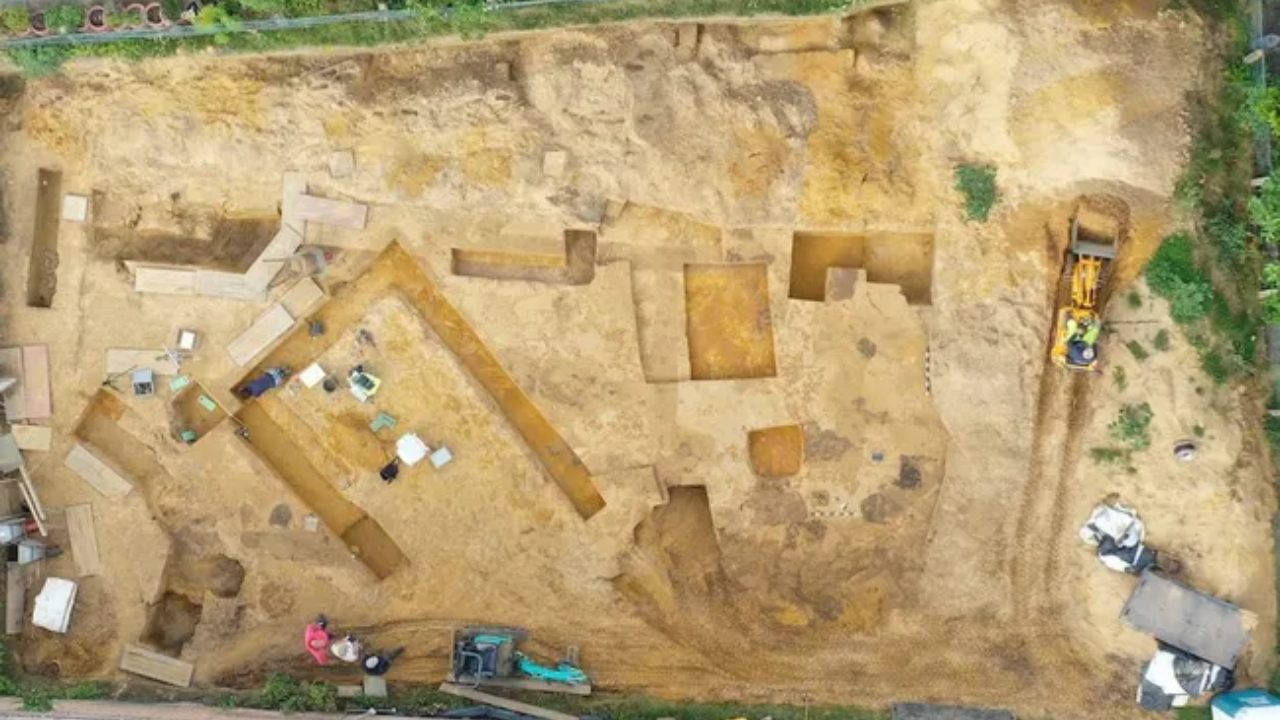 Dois templos e poço de sacrifício são descobertos em antigo acampamento militar romano