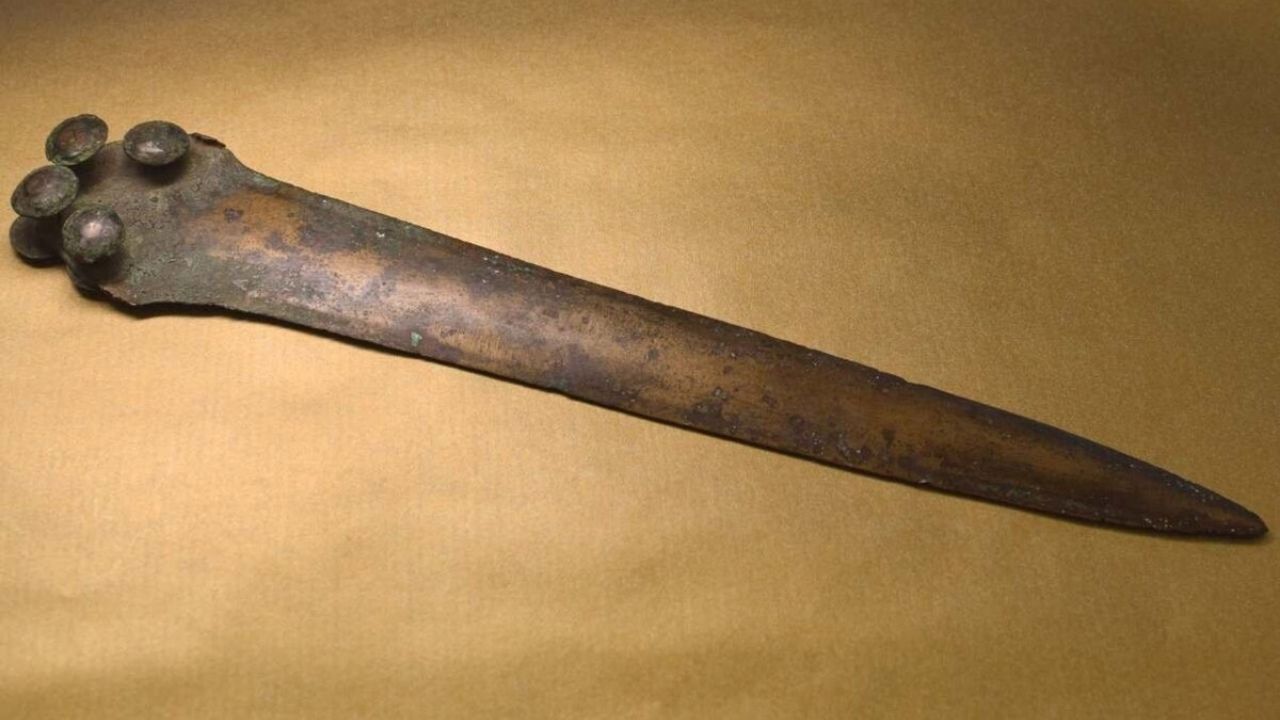 Adaga da Idade do Bronze é encontrada à beira de rio na Eslováquia