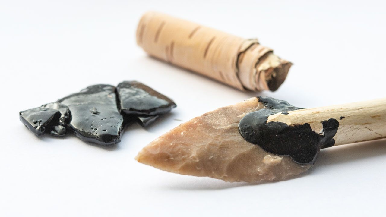 Como os neandertais fabricavam ‘cola sintética’ há 200 mil anos?