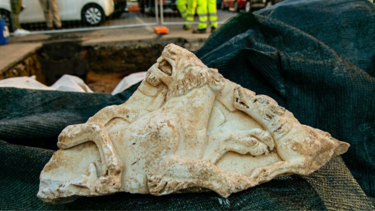 Altar de 1.900 anos dedicado a adolescente é descoberto em Roma