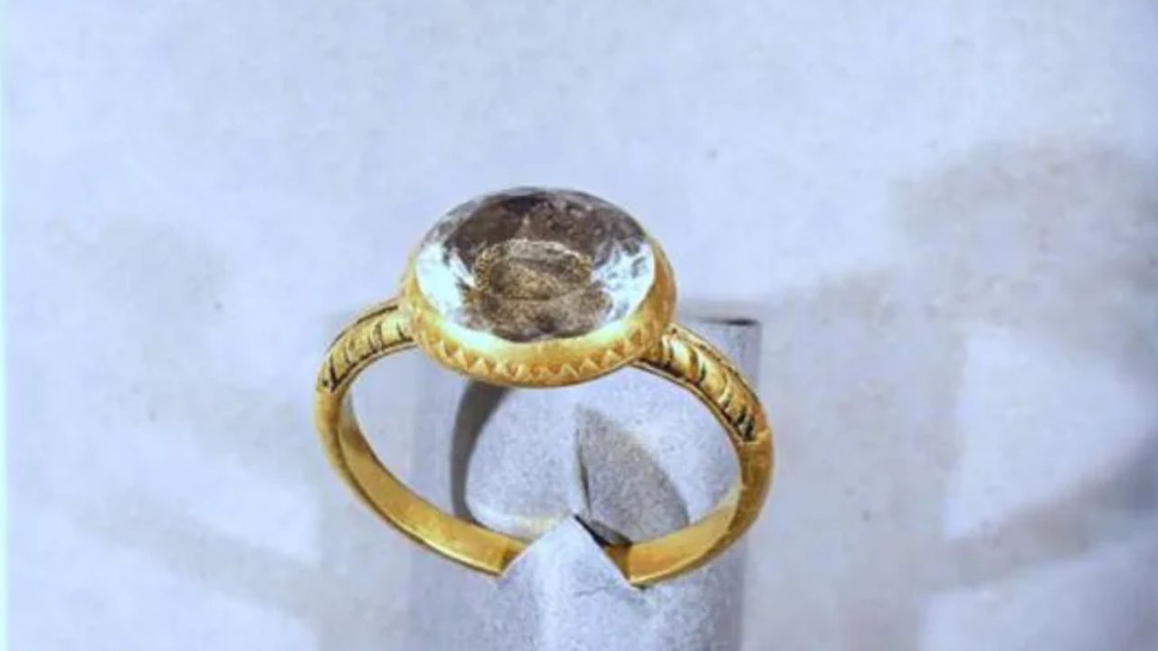 Descoberto por detector de metais na Ilha de Man, anel de ouro é declarado tesouro