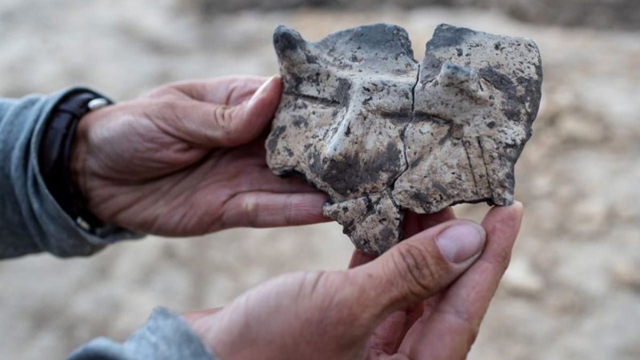 Pesquisadores descobrem tigela com feições humanas e chifres em assentamento na Polônia