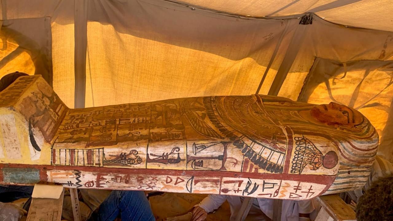Pesquisadores descobrem 14 novos sarcófagos de 2,5 mil anos em necrópole do Egito