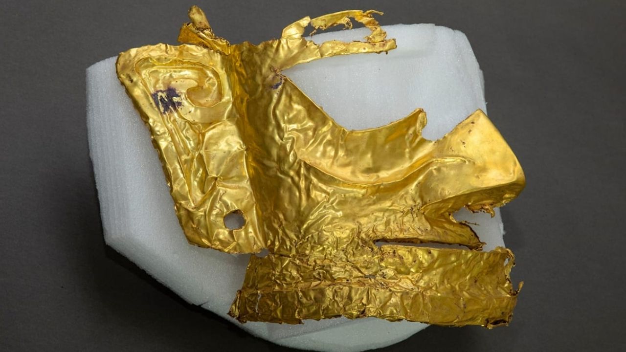 Pesquisadores descobrem máscara de ouro de 3 mil anos em poço na China