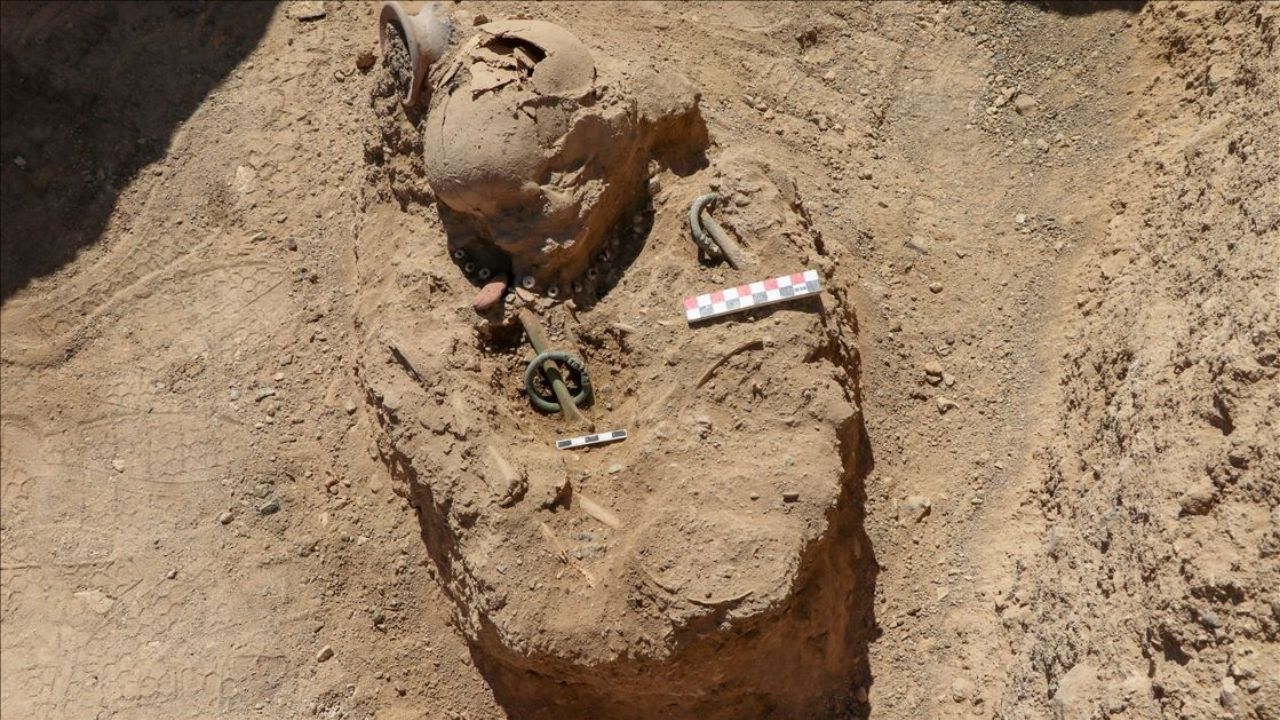 Esqueleto infantil com 2,7 mil anos é encontrado com pulseiras de dragão na Turquia