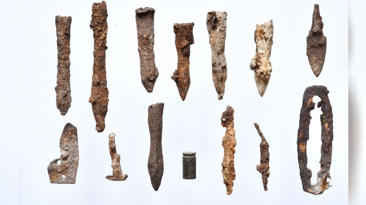 Arqueólogos descobrem centenas de flechas e lanças em assentamento na Polônia