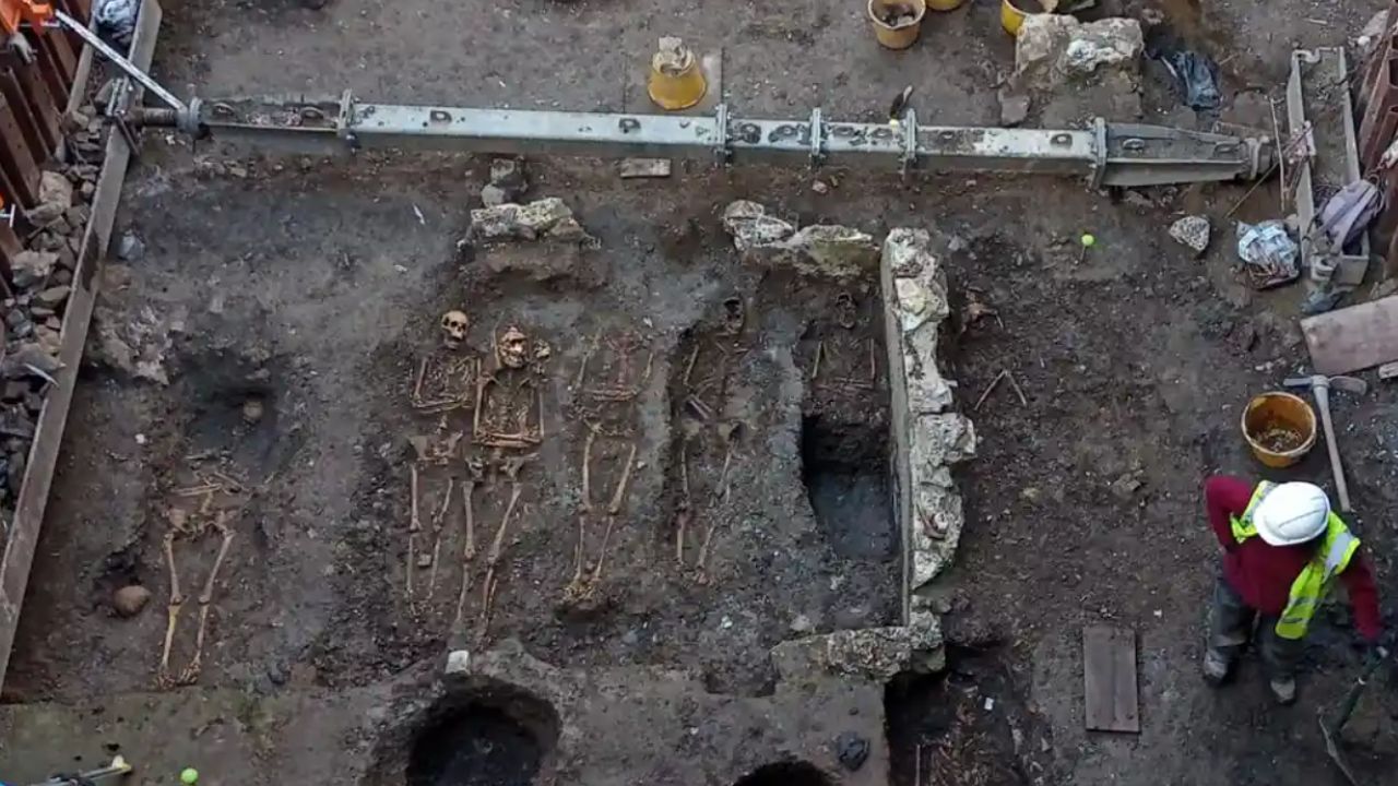 240 esqueletos são descobertos em ruínas de convento da Idade Média