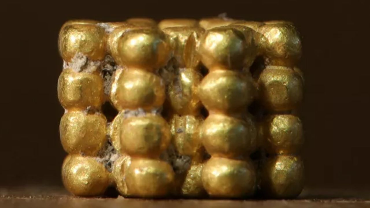 Criança descobre raro objeto de ouro de 3 mil anos em Israel