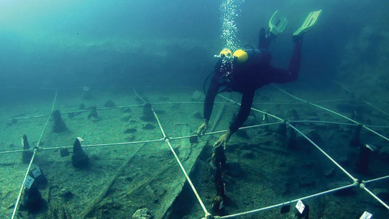 Antigos artefatos do Neolítico são achados em assentamento submerso em lago