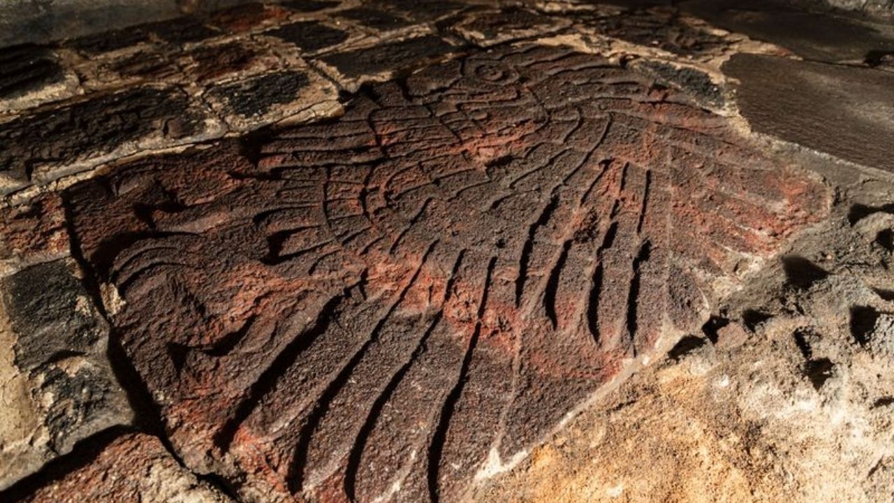 Relevo que representa ‘águia-real’ dourada é identificado em templo asteca no México