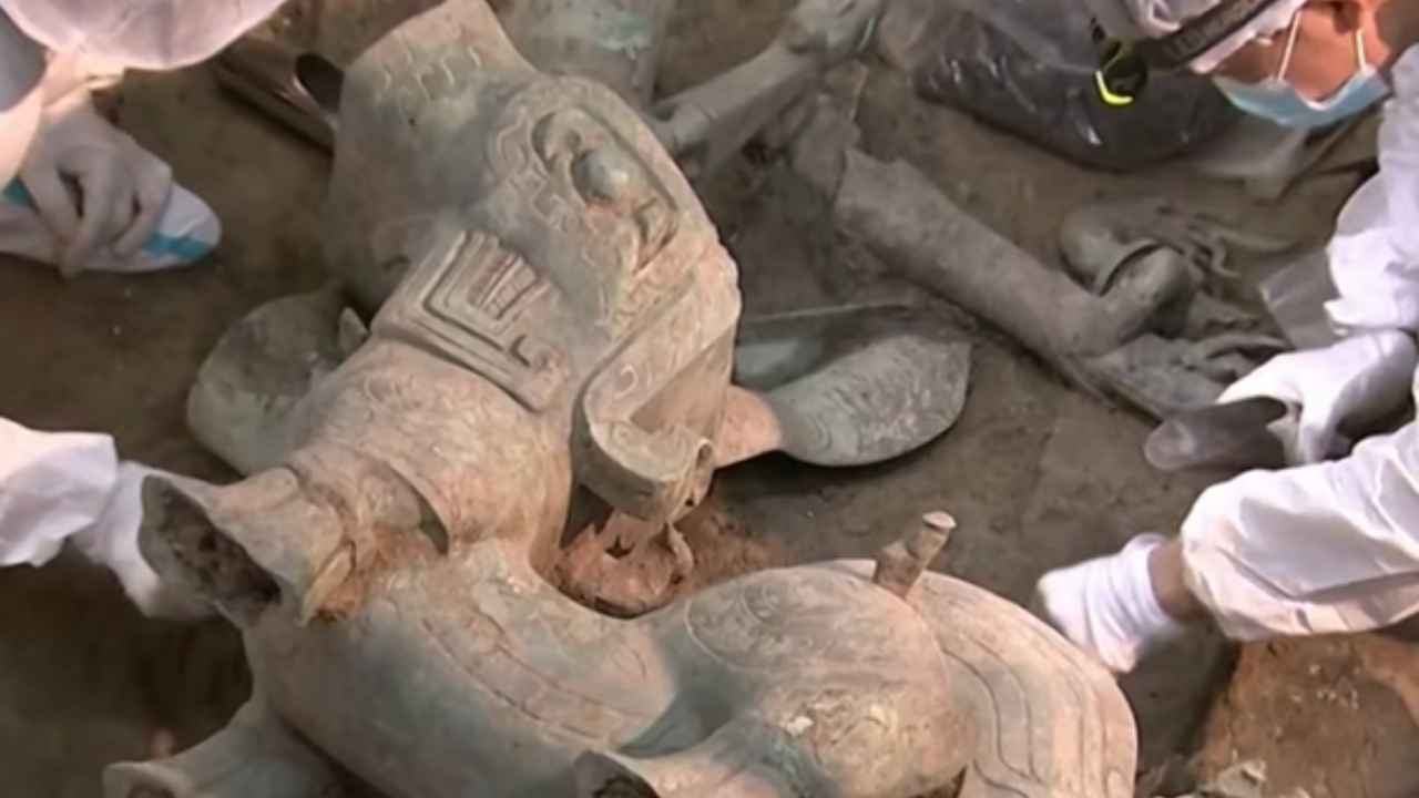 Arqueólogos descobrem besta mítica de bronze em escavações na China