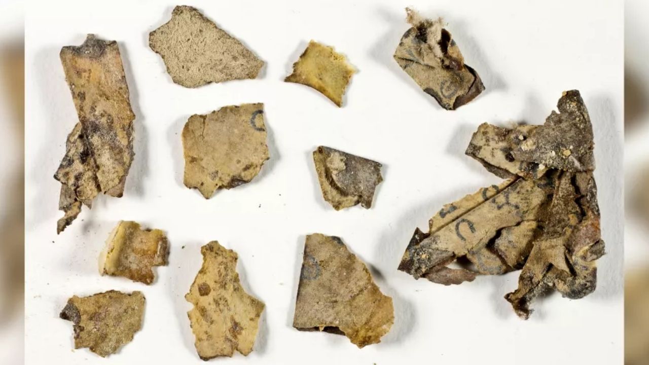 Pesquisadores descobrem vestígios de manuscritos bíblicos de 2 mil anos em caverna de Israel
