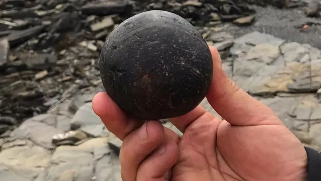 Bolas de pedra enigmáticas de 5 mil anos são descobertas em tumba neolítica de ilha escocesa