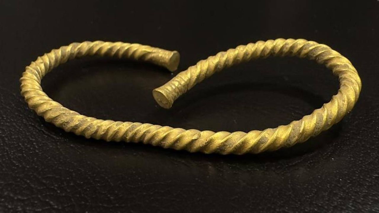Bracelete de 2,5 mil anos com formato de corda é descoberto na Noruega