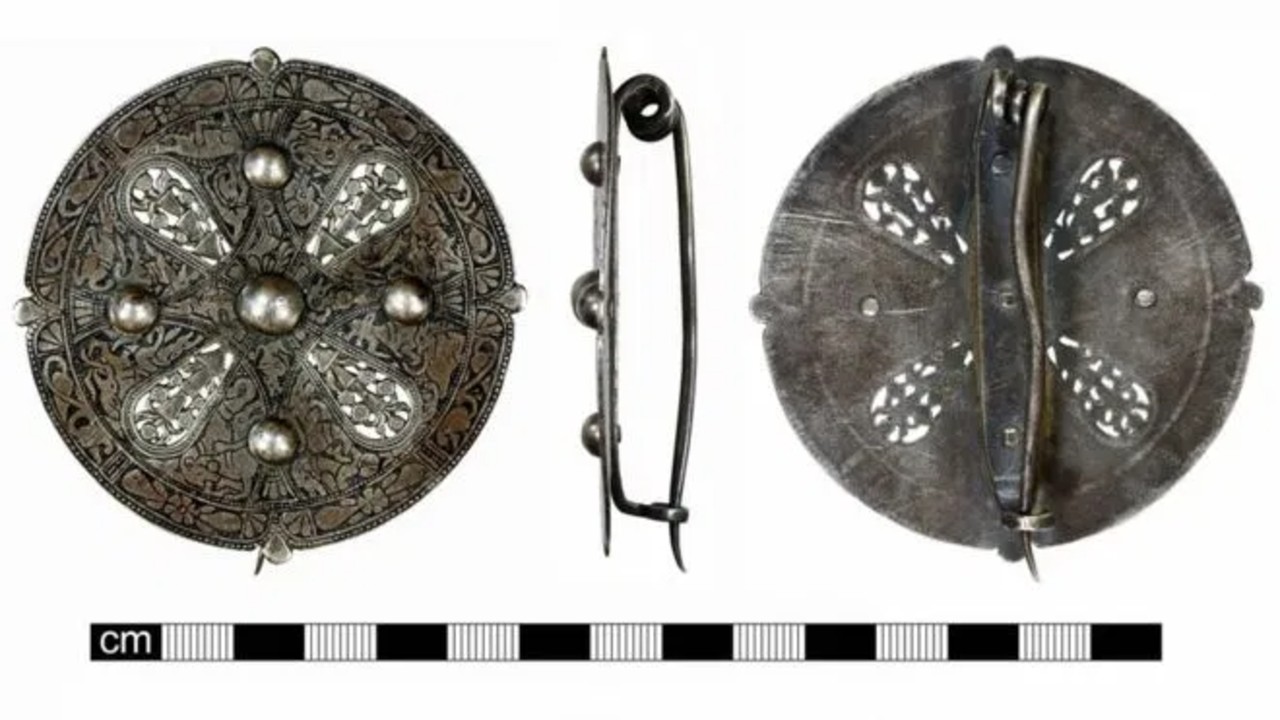 Detector de metal revela broche de 1.100 anos no Reino Unido