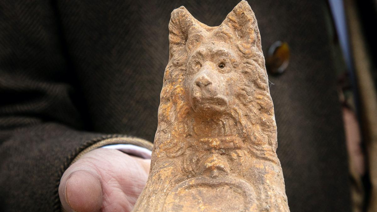 Misteriosa estátua de cachorro é escavada em Roma