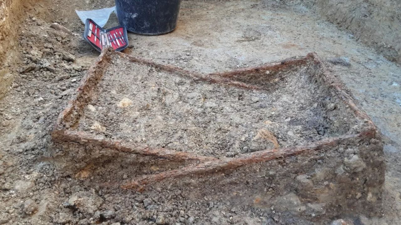 Cadeira dobrável milenar é encontrada em sepultura na Alemanha
