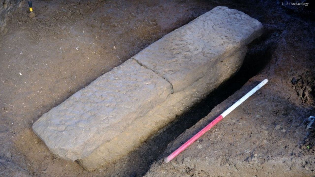 Raro caixão romano é encontrado com dois esqueletos na Inglaterra