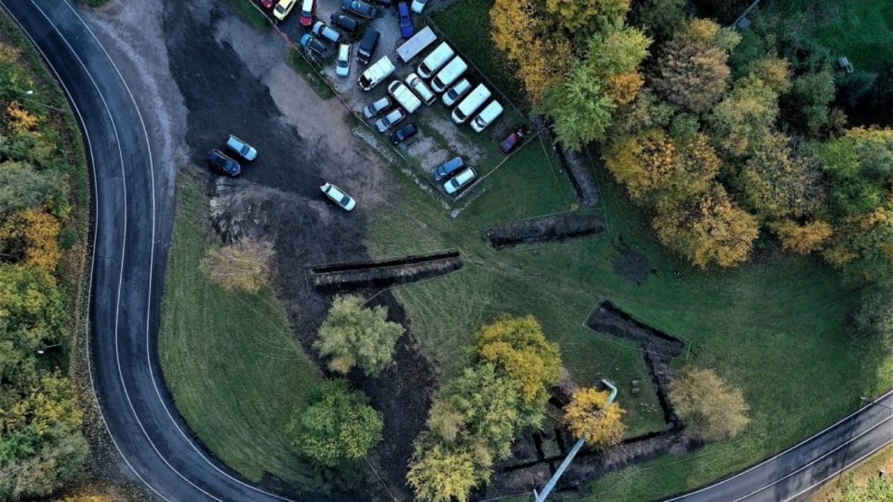 Vestígios de campo de internamento forçado de ciganos são descobertos na República Tcheca