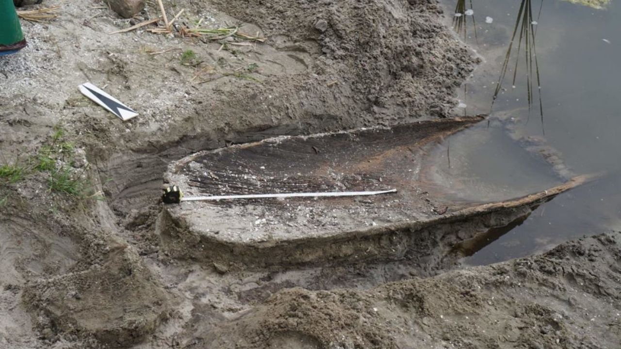 Rara canoa esculpida em tronco é encontrada em lago da Polônia
