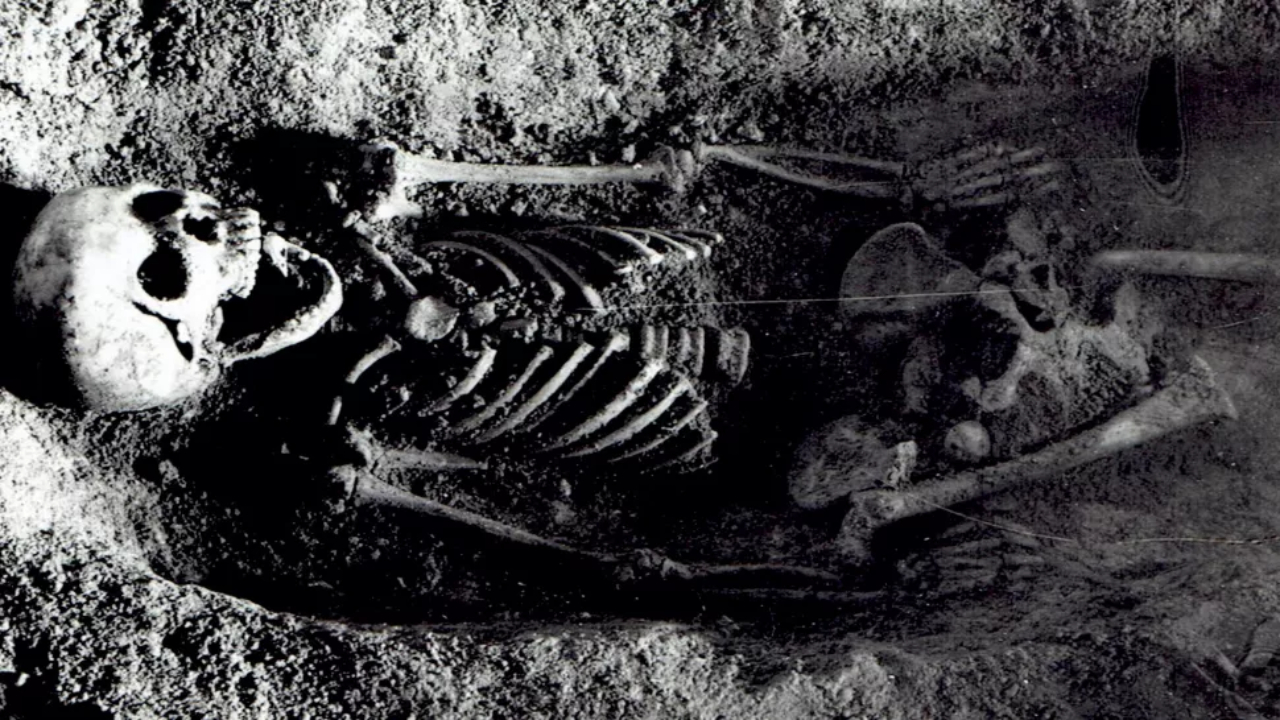 Mistério de 300 anos: o esqueleto enterrado com um pássaro na boca descoberto em uma caverna