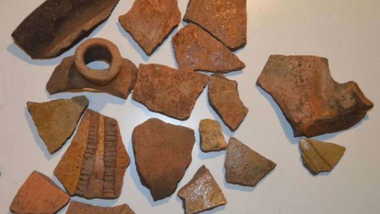 Arqueólogos encontram esqueletos e flechas em castelo no Reino Unido
