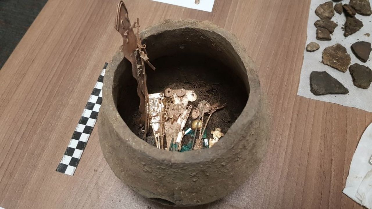 Templo ligado à lenda de El Dorado revela cerâmicas de 600 anos repletas de esmeraldas