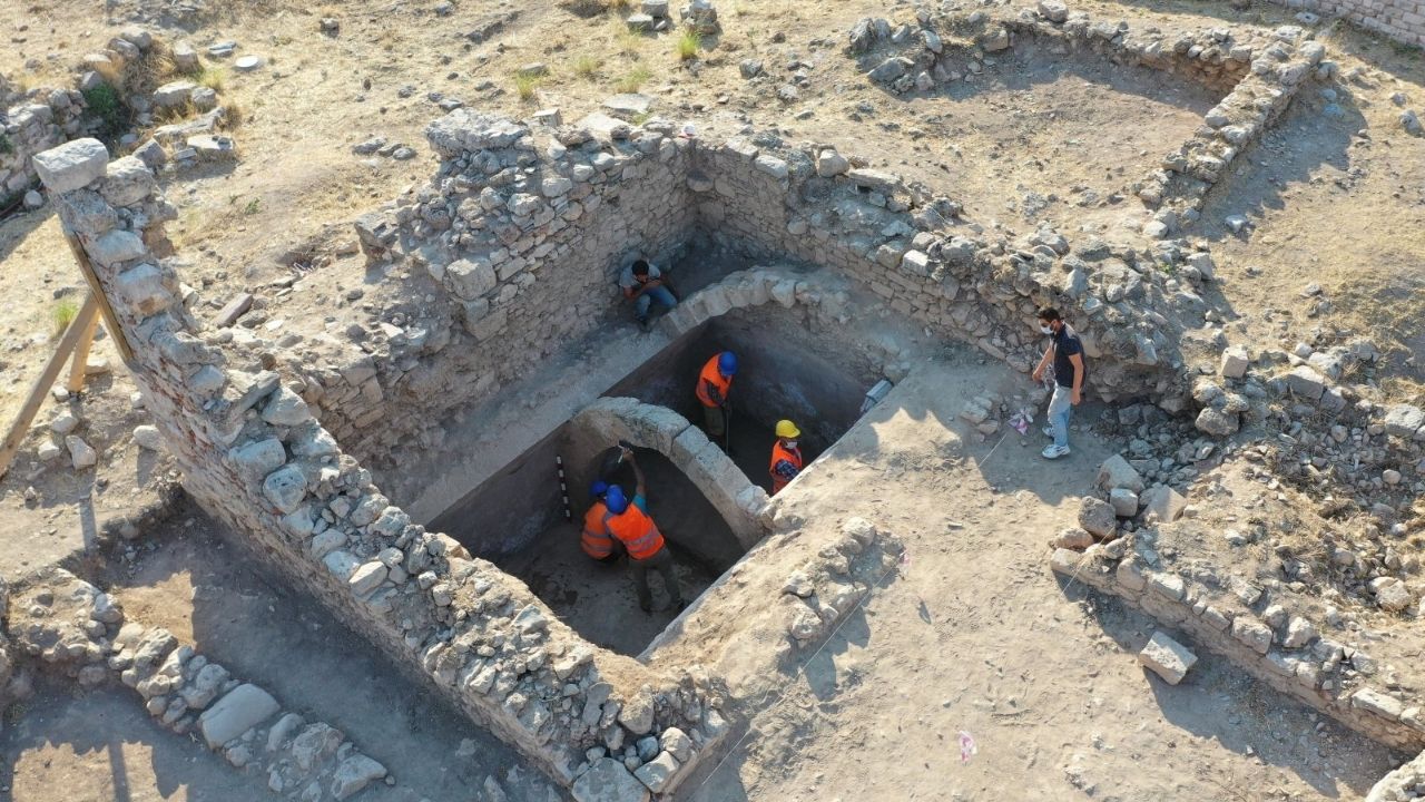 Arqueólogos descobrem cisterna de 700 anos em cidade medieval turca